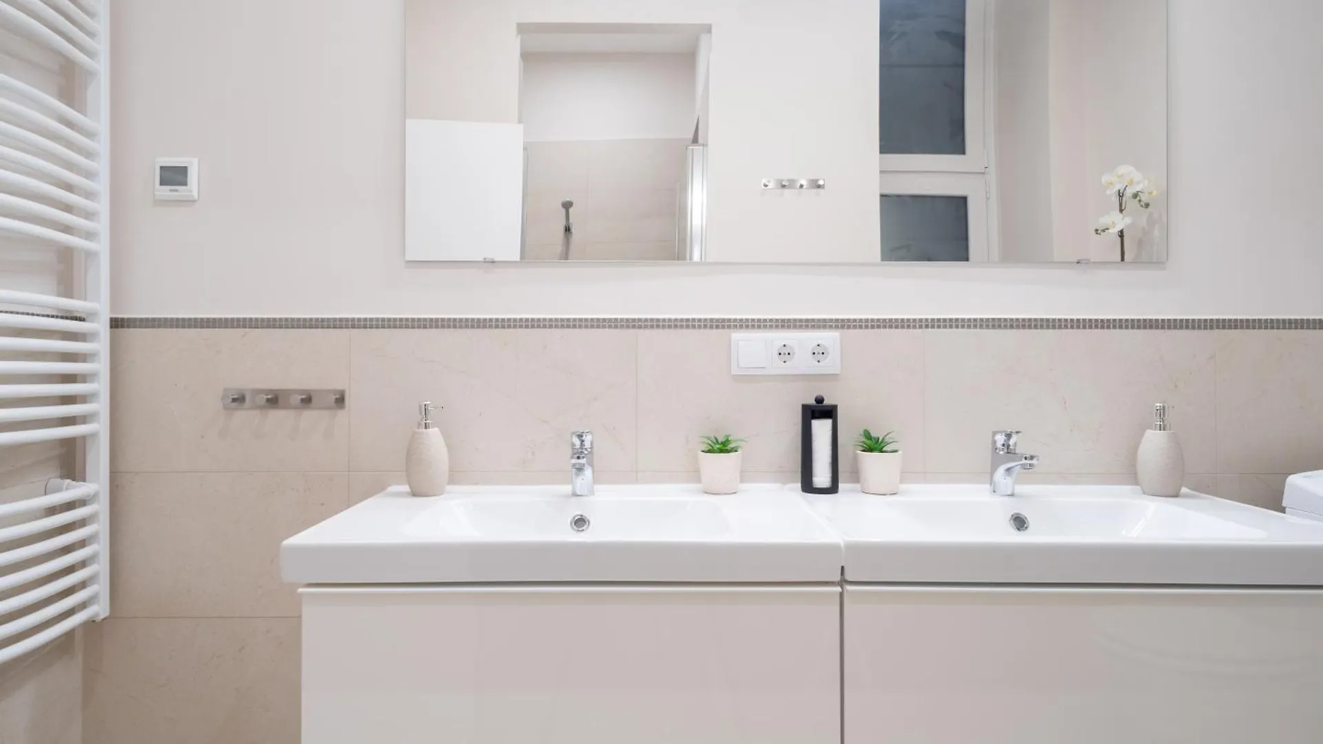 Amethyst Apartments - Acacia 2 Bedroom Budapest